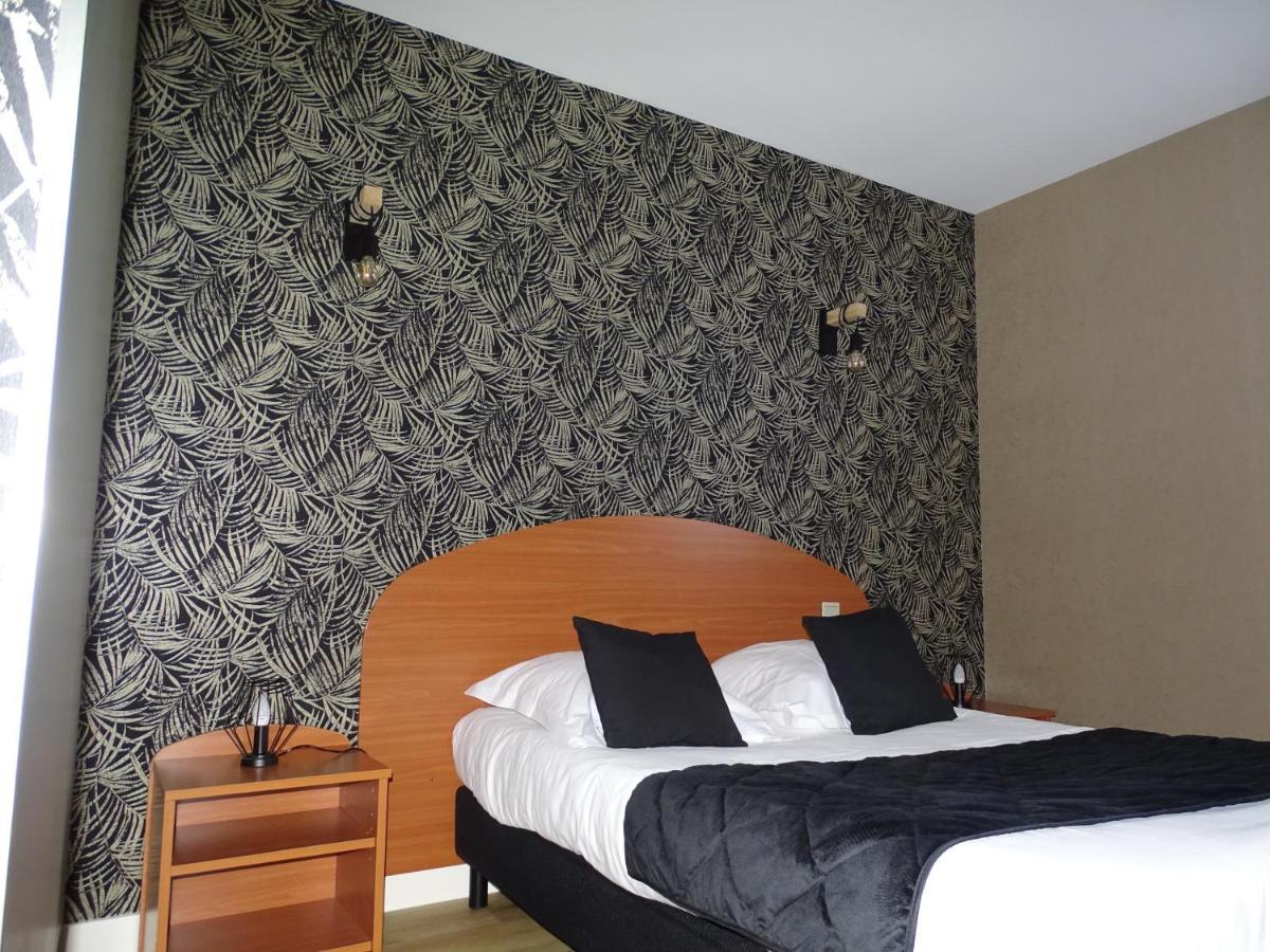 Logis Hotel Les 3 Marchands Bressuire Exterior photo