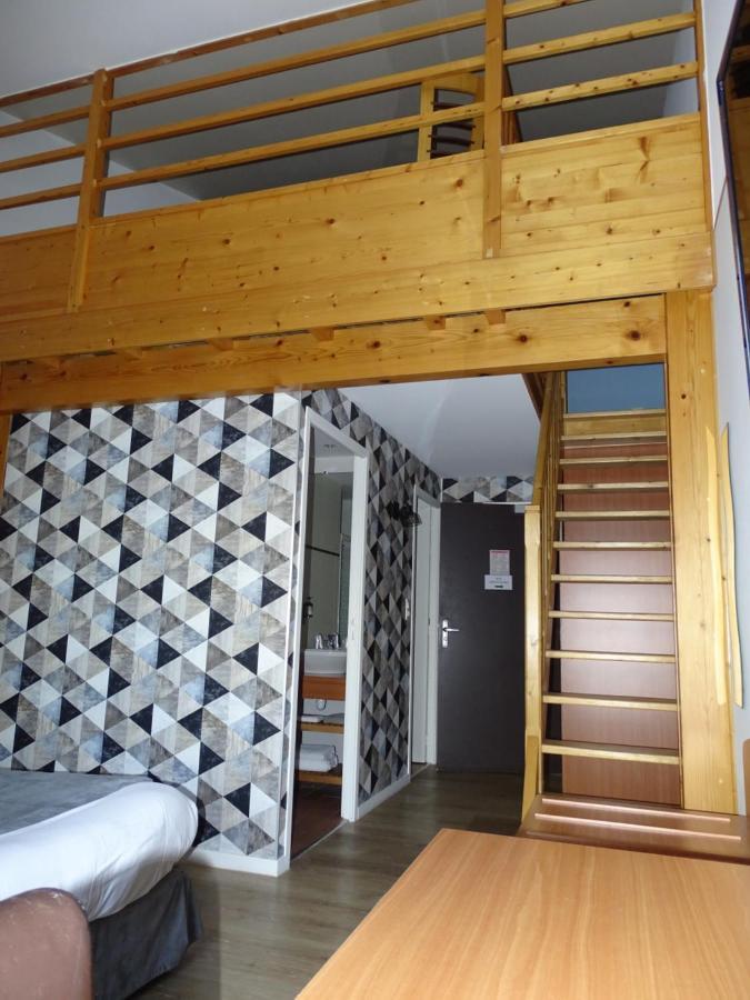Logis Hotel Les 3 Marchands Bressuire Exterior photo