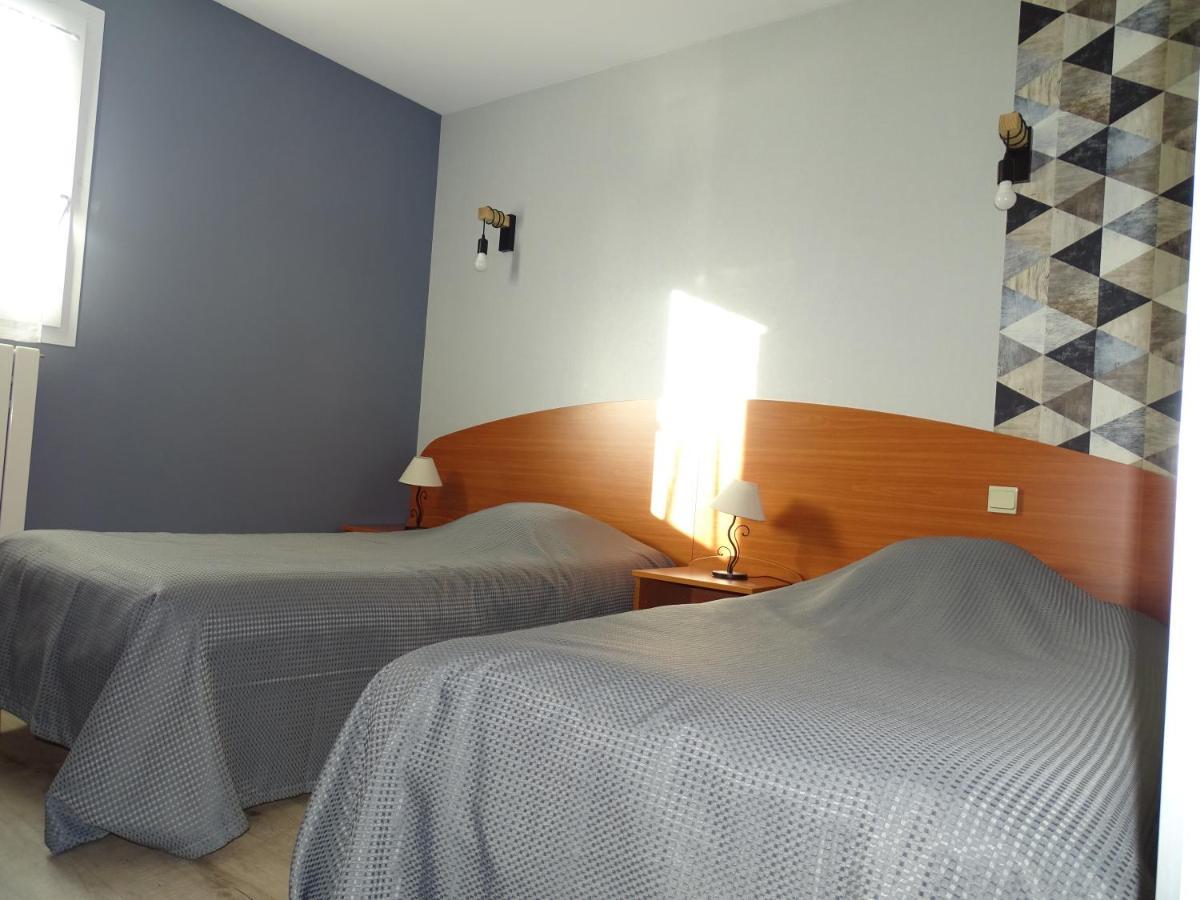 Logis Hotel Les 3 Marchands Bressuire Exterior photo
